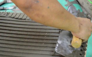 自從有了瓷磚膠，大磚輕松上墻美如畫
